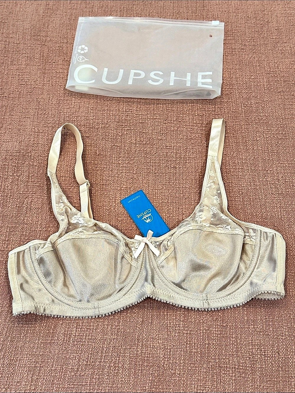 NWT Lace trim Bra in Cream / tan Size 85B